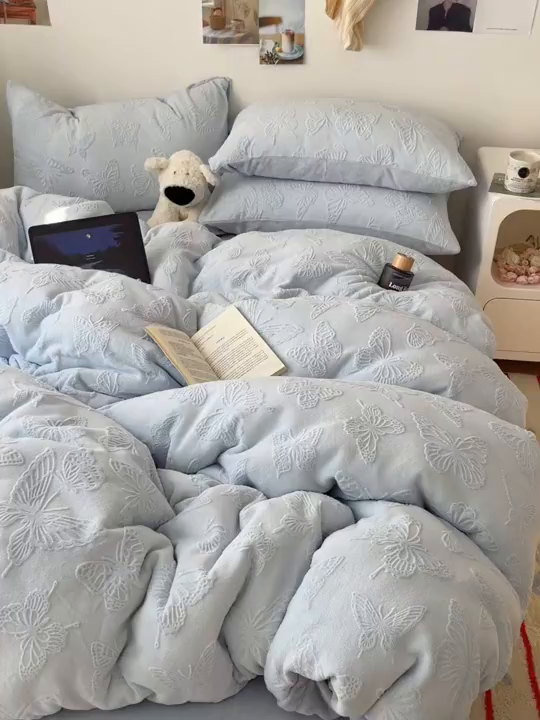 91家纺网 家纺一手货源 找家纺 六巷胡同 2025新款INS博主风蝴蝶雕花A类牛奶绒四件套 雕花绒-蝴蝶蓝