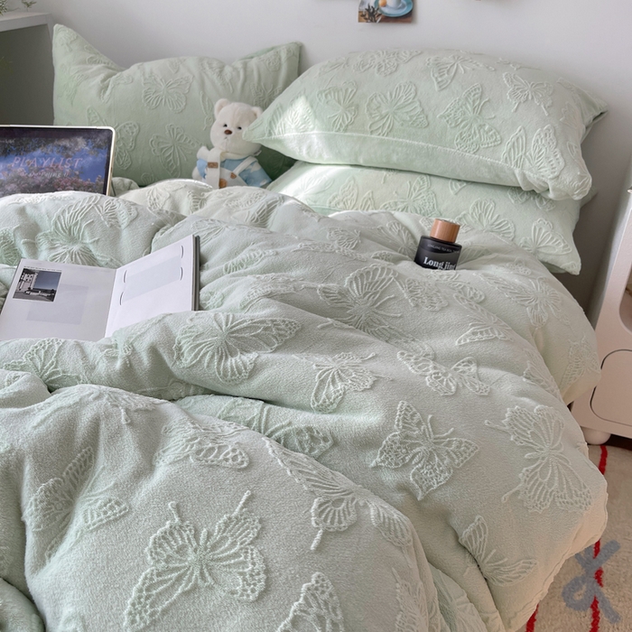 91家纺网 家纺一手货源 找家纺 六巷胡同 2025新款INS博主风蝴蝶雕花A类牛奶绒四件套 雕花绒-蝴蝶绿