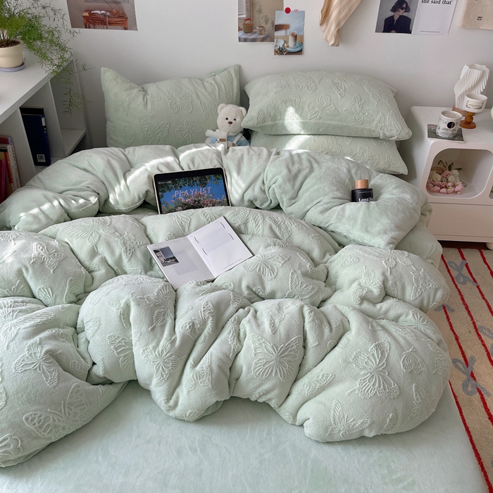 91家纺网 家纺一手货源 找家纺 六巷胡同 2025新款INS博主风蝴蝶雕花A类牛奶绒四件套 雕花绒-蝴蝶绿