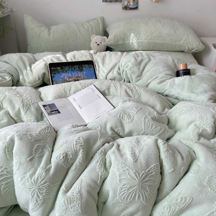 91家纺网 家纺一手货源 找家纺 六巷胡同 2025新款INS博主风蝴蝶雕花A类牛奶绒四件套 雕花绒-蝴蝶绿