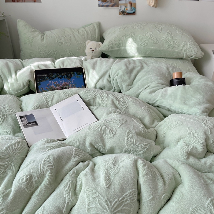 91家纺网 家纺一手货源 找家纺 六巷胡同 2025新款INS博主风蝴蝶雕花A类牛奶绒四件套 雕花绒-蝴蝶绿