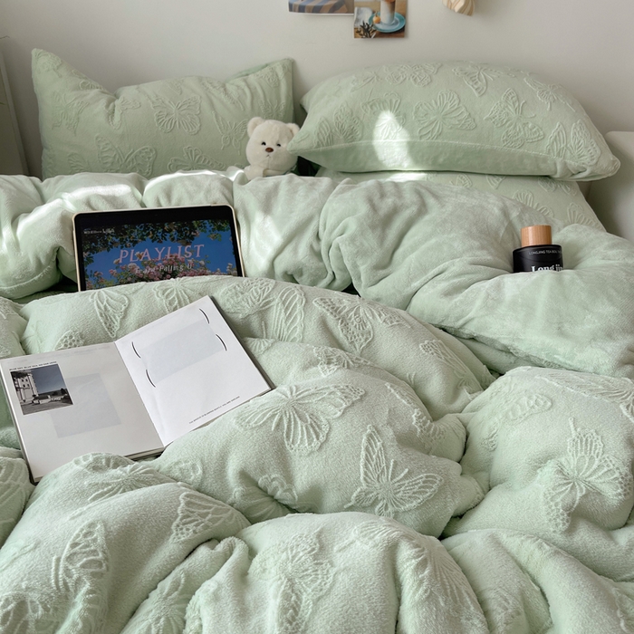 91家纺网 家纺一手货源 找家纺 六巷胡同 2025新款INS博主风蝴蝶雕花A类牛奶绒四件套 雕花绒-蝴蝶绿