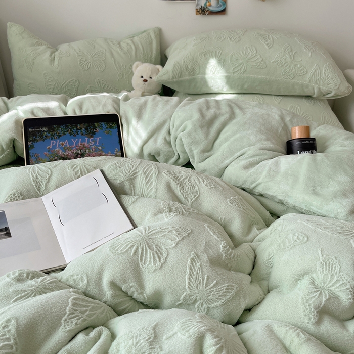 91家纺网 家纺一手货源 找家纺 六巷胡同 2025新款INS博主风蝴蝶雕花A类牛奶绒四件套 雕花绒-蝴蝶绿