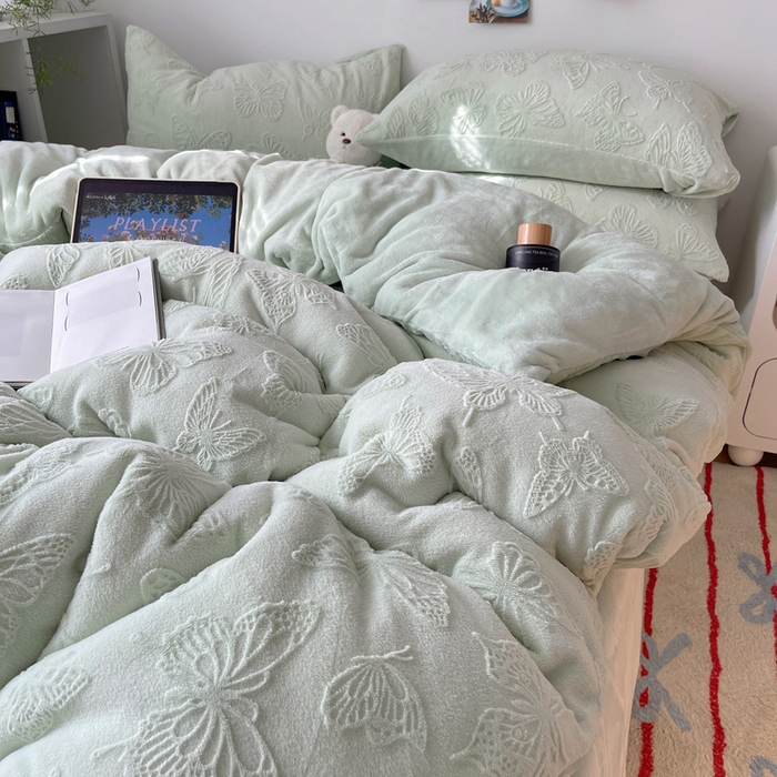 91家纺网 家纺一手货源 找家纺 六巷胡同 2025新款INS博主风蝴蝶雕花A类牛奶绒四件套 雕花绒-蝴蝶绿