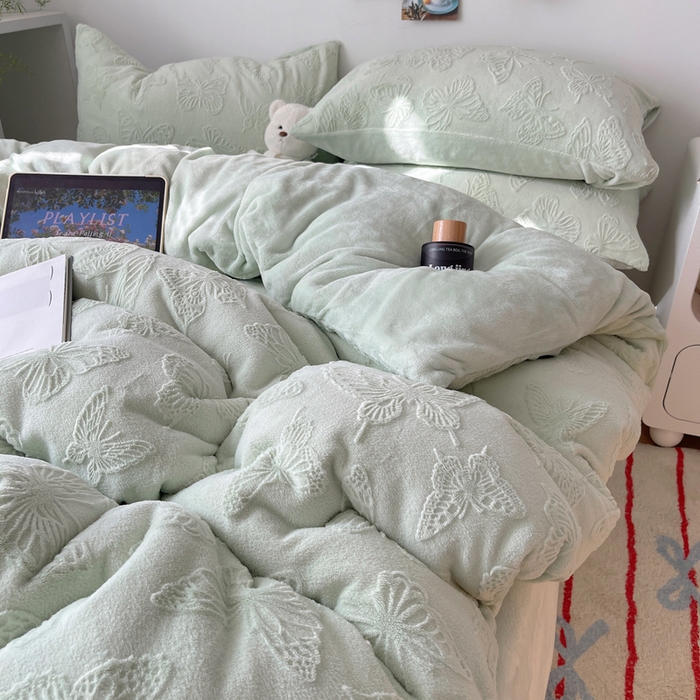 91家纺网 家纺一手货源 找家纺 六巷胡同 2025新款INS博主风蝴蝶雕花A类牛奶绒四件套 雕花绒-蝴蝶绿