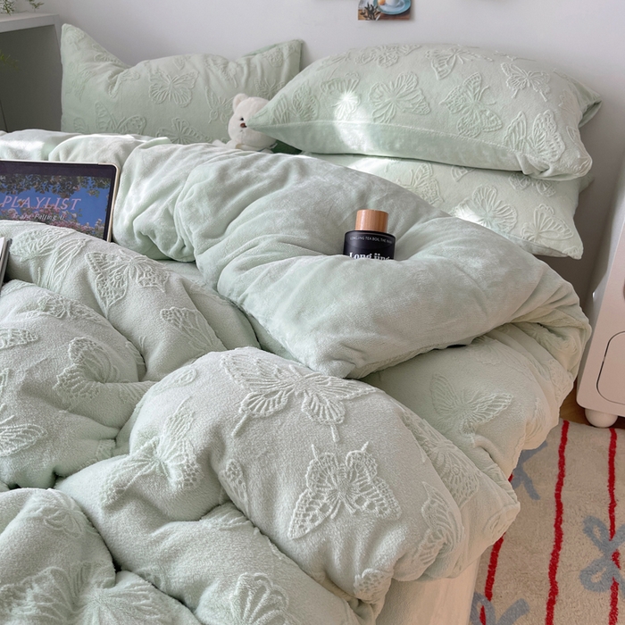 91家纺网 家纺一手货源 找家纺 六巷胡同 2025新款INS博主风蝴蝶雕花A类牛奶绒四件套 雕花绒-蝴蝶绿