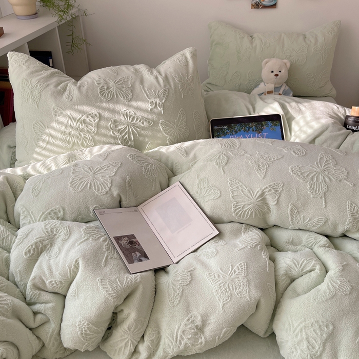 91家纺网 家纺一手货源 找家纺 六巷胡同 2025新款INS博主风蝴蝶雕花A类牛奶绒四件套 雕花绒-蝴蝶绿