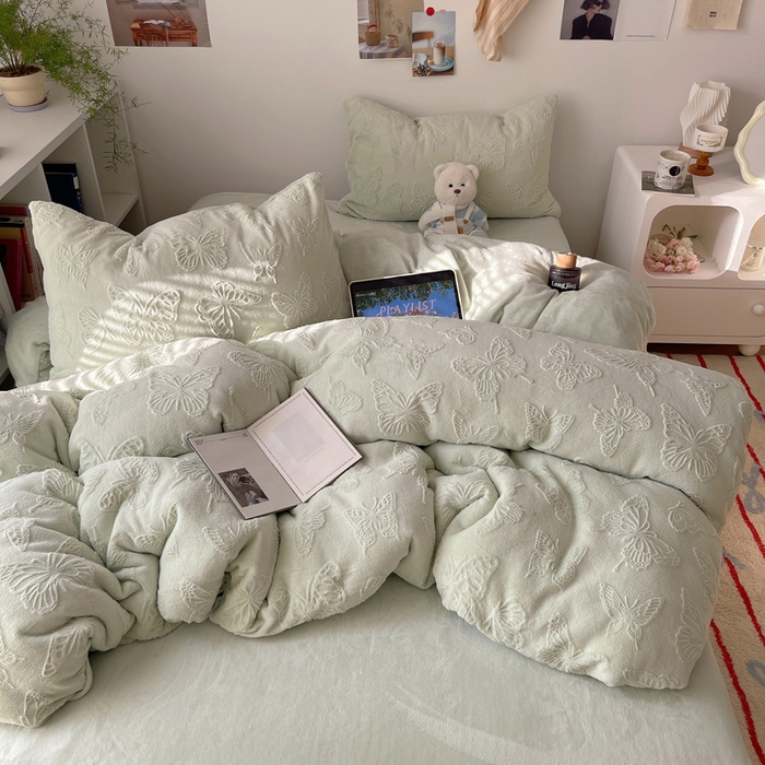 91家纺网 家纺一手货源 找家纺 六巷胡同 2025新款INS博主风蝴蝶雕花A类牛奶绒四件套 雕花绒-蝴蝶绿