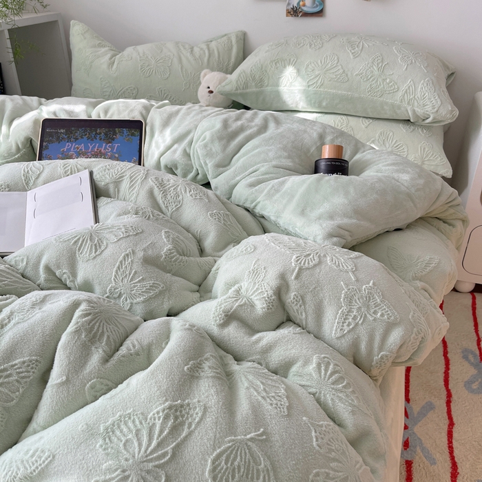 91家纺网 家纺一手货源 找家纺 六巷胡同 2025新款INS博主风蝴蝶雕花A类牛奶绒四件套 雕花绒-蝴蝶绿