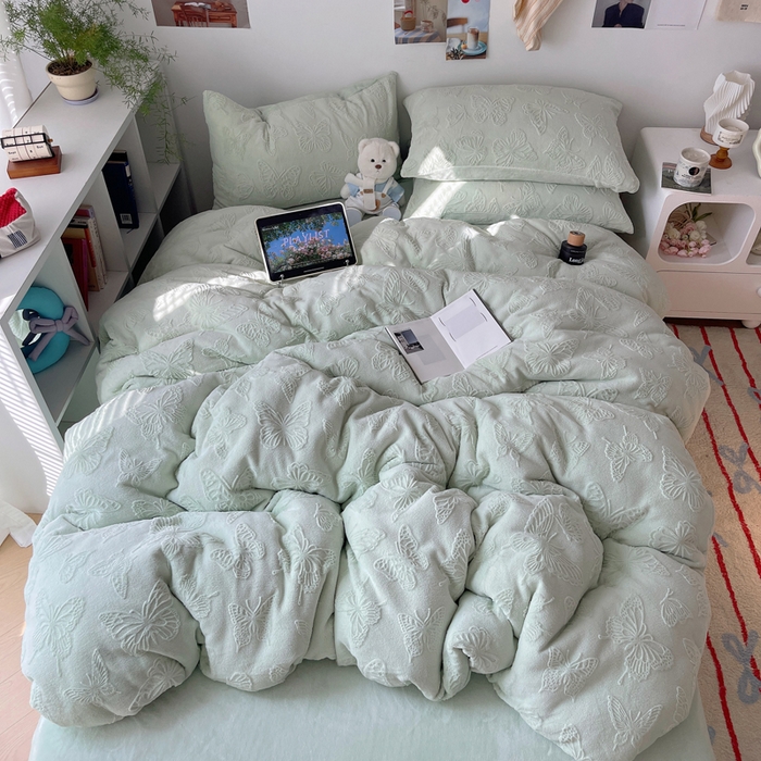 91家纺网 家纺一手货源 找家纺 六巷胡同 2025新款INS博主风蝴蝶雕花A类牛奶绒四件套 雕花绒-蝴蝶绿