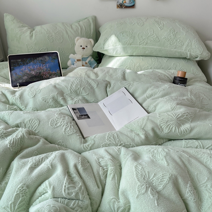 91家纺网 家纺一手货源 找家纺 六巷胡同 2025新款INS博主风蝴蝶雕花A类牛奶绒四件套 雕花绒-蝴蝶绿