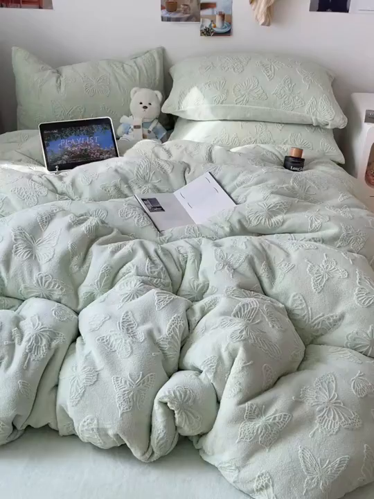 91家纺网 家纺一手货源 找家纺 六巷胡同 2025新款INS博主风蝴蝶雕花A类牛奶绒四件套 雕花绒-蝴蝶绿