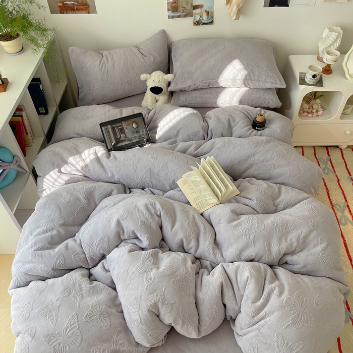 91家纺网 家纺一手货源 找家纺 六巷胡同 2025新款INS博主风蝴蝶雕花A类牛奶绒四件套 雕花绒-蝴蝶紫