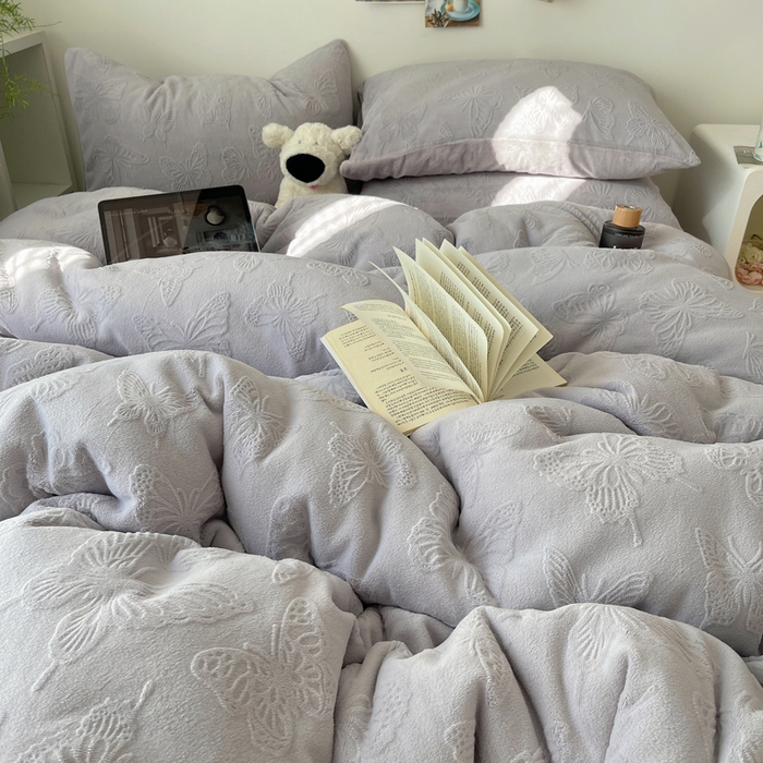 91家纺网 家纺一手货源 找家纺 六巷胡同 2025新款INS博主风蝴蝶雕花A类牛奶绒四件套 雕花绒-蝴蝶紫