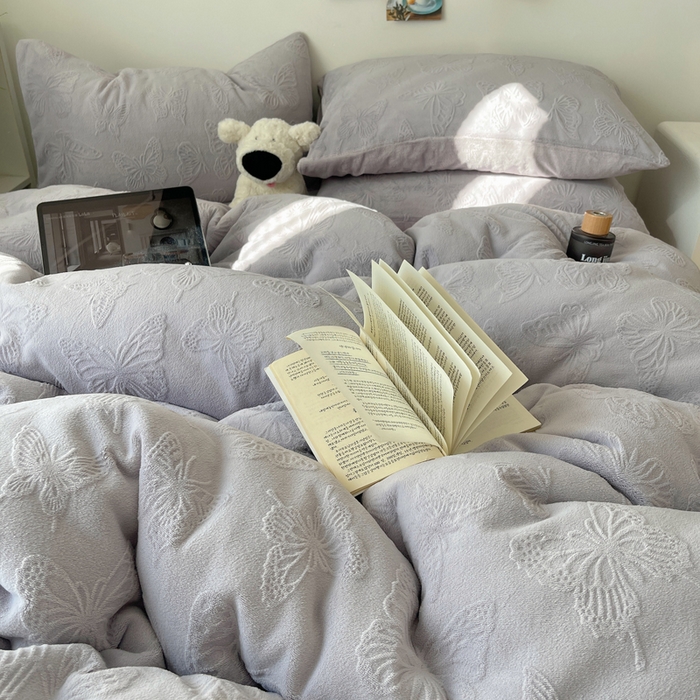 91家纺网 家纺一手货源 找家纺 六巷胡同 2025新款INS博主风蝴蝶雕花A类牛奶绒四件套 雕花绒-蝴蝶紫