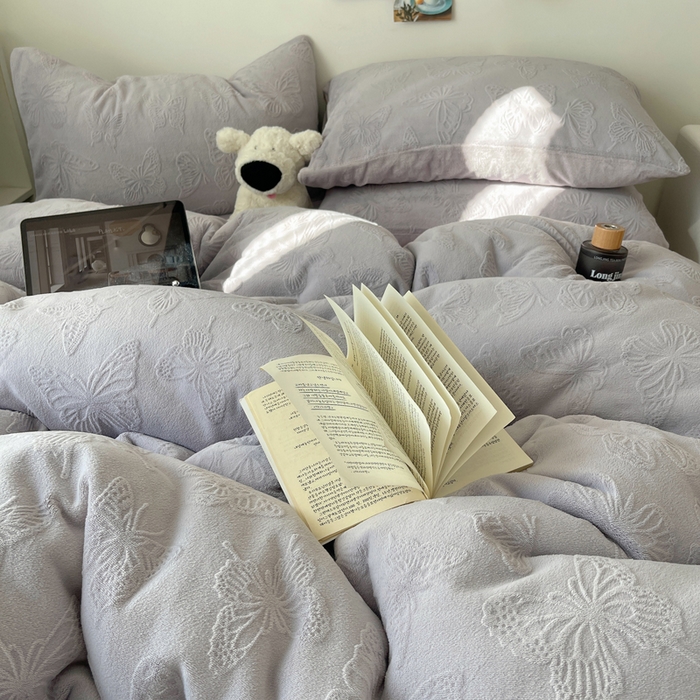 91家纺网 家纺一手货源 找家纺 六巷胡同 2025新款INS博主风蝴蝶雕花A类牛奶绒四件套 雕花绒-蝴蝶紫