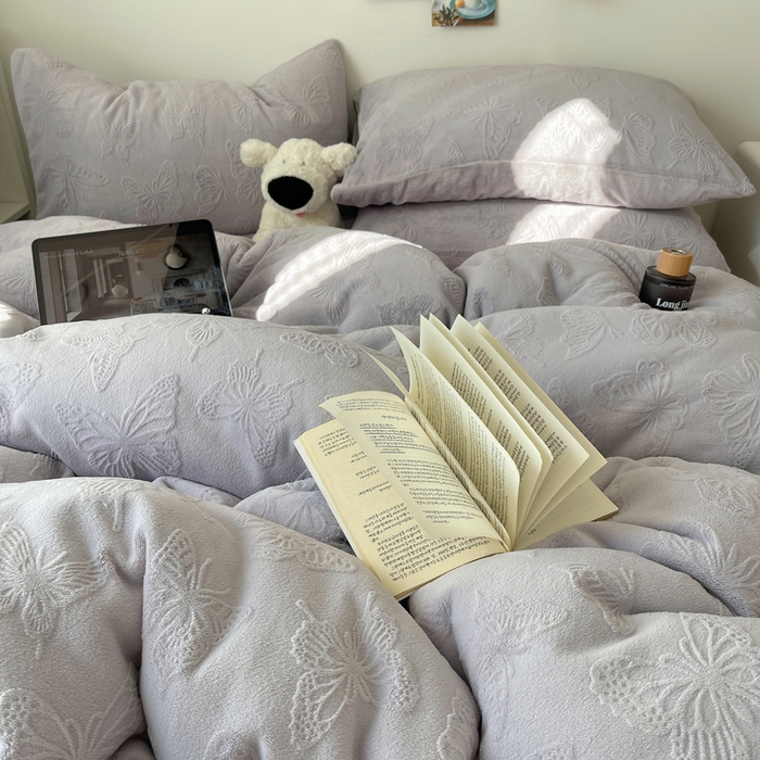 91家纺网 家纺一手货源 找家纺 六巷胡同 2025新款INS博主风蝴蝶雕花A类牛奶绒四件套 雕花绒-蝴蝶紫