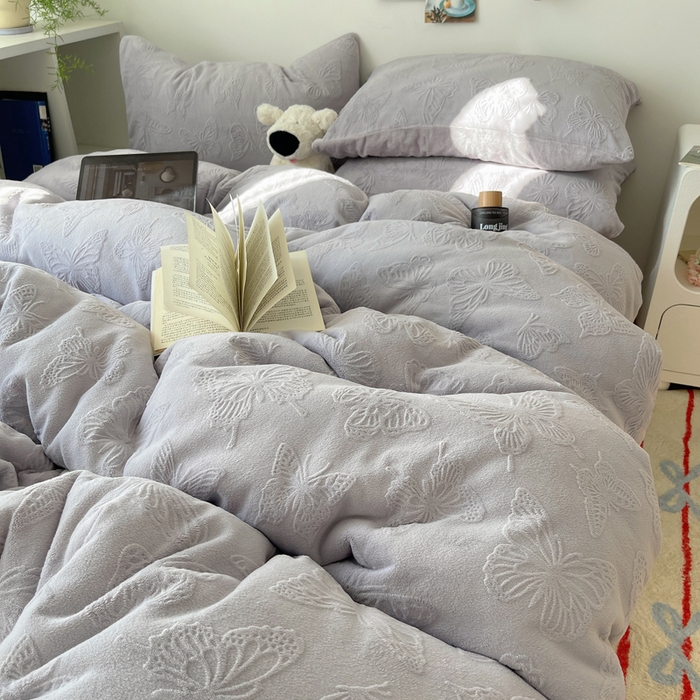 91家纺网 家纺一手货源 找家纺 六巷胡同 2025新款INS博主风蝴蝶雕花A类牛奶绒四件套 雕花绒-蝴蝶紫