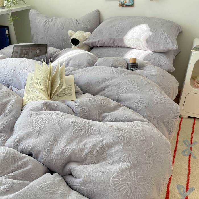 91家纺网 家纺一手货源 找家纺 六巷胡同 2025新款INS博主风蝴蝶雕花A类牛奶绒四件套 雕花绒-蝴蝶紫