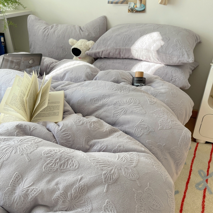 91家纺网 家纺一手货源 找家纺 六巷胡同 2025新款INS博主风蝴蝶雕花A类牛奶绒四件套 雕花绒-蝴蝶紫