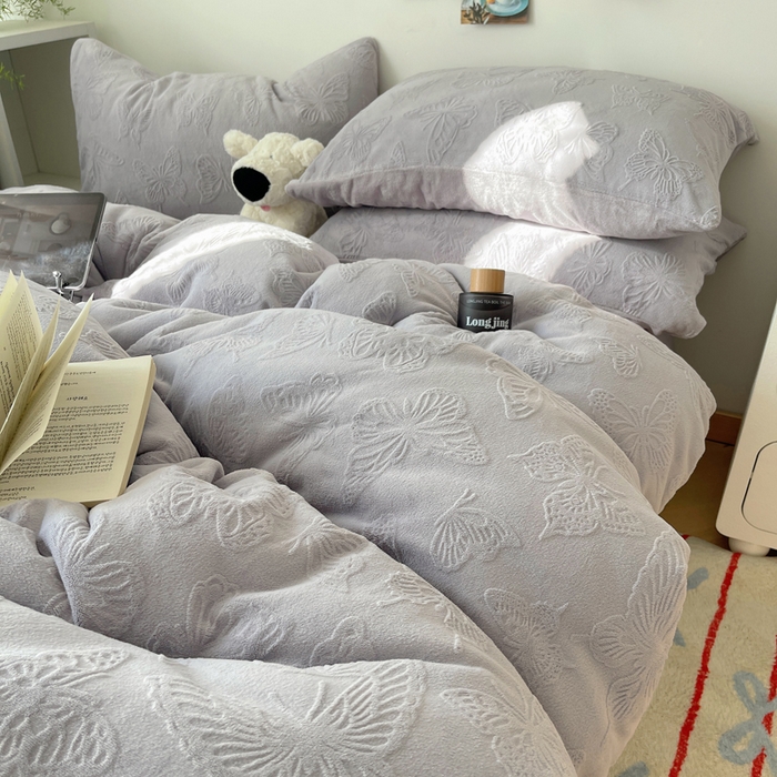 91家纺网 家纺一手货源 找家纺 六巷胡同 2025新款INS博主风蝴蝶雕花A类牛奶绒四件套 雕花绒-蝴蝶紫