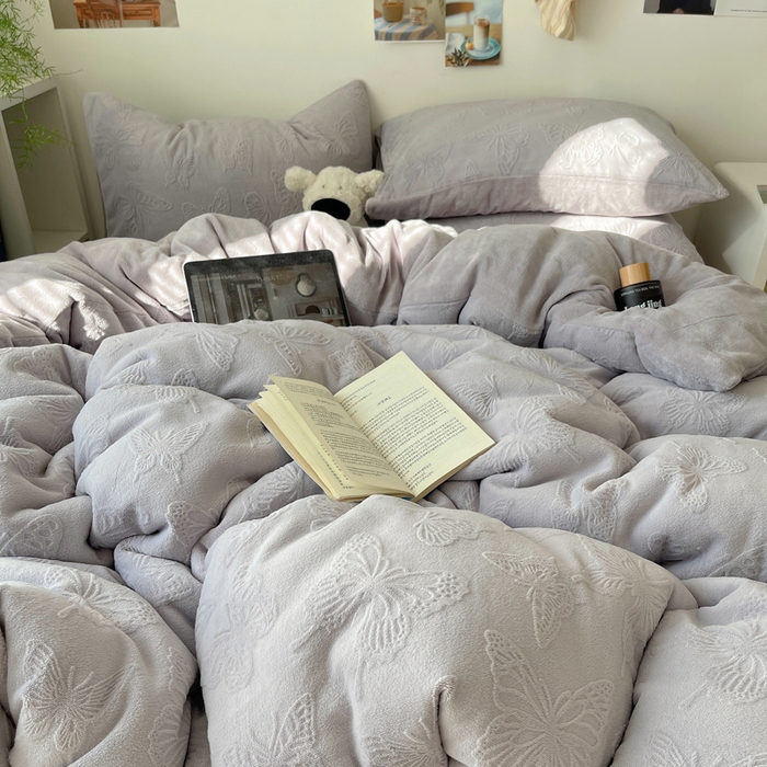 91家纺网 家纺一手货源 找家纺 六巷胡同 2025新款INS博主风蝴蝶雕花A类牛奶绒四件套 雕花绒-蝴蝶紫