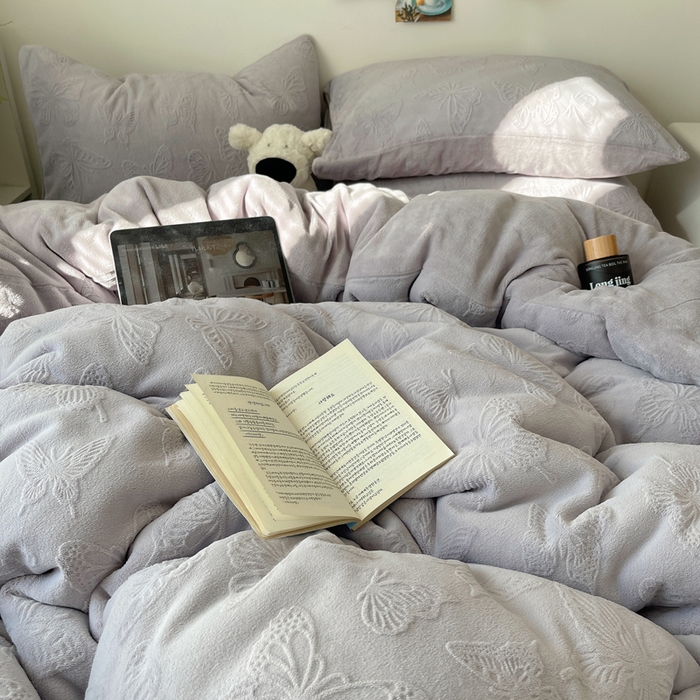 91家纺网 家纺一手货源 找家纺 六巷胡同 2025新款INS博主风蝴蝶雕花A类牛奶绒四件套 雕花绒-蝴蝶紫