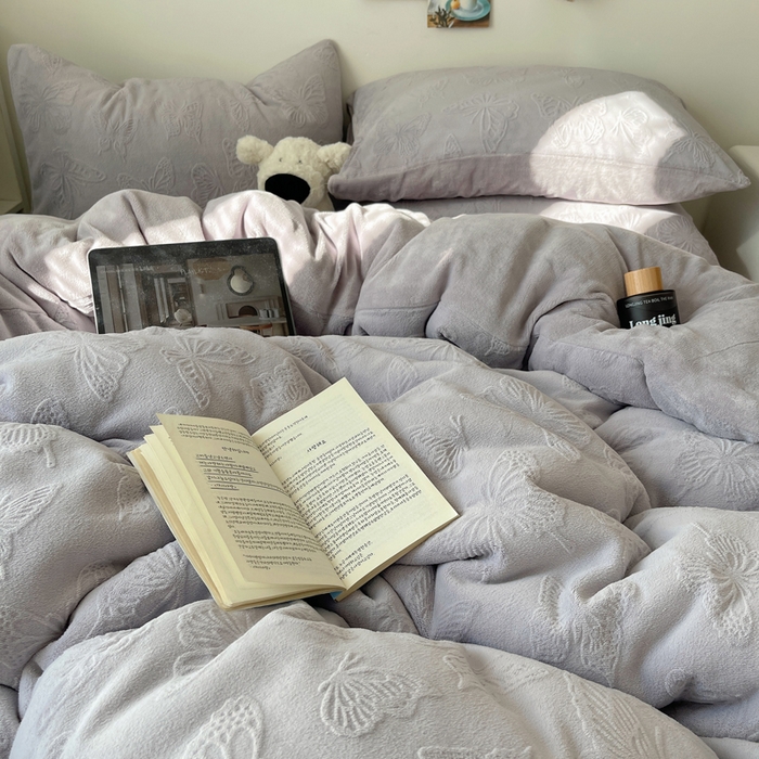 91家纺网 家纺一手货源 找家纺 六巷胡同 2025新款INS博主风蝴蝶雕花A类牛奶绒四件套 雕花绒-蝴蝶紫