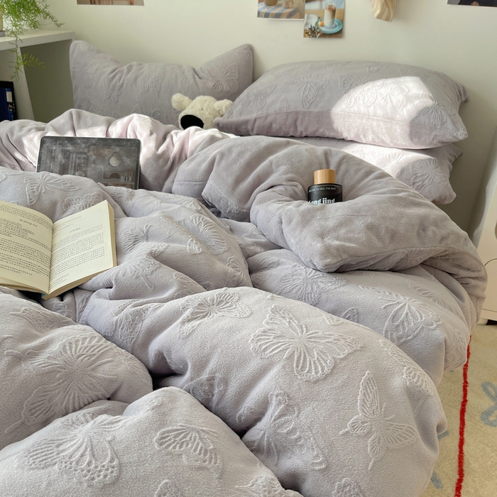 91家纺网 家纺一手货源 找家纺 六巷胡同 2025新款INS博主风蝴蝶雕花A类牛奶绒四件套 雕花绒-蝴蝶紫