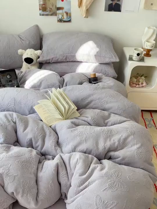 91家纺网 家纺一手货源 找家纺 六巷胡同 2025新款INS博主风蝴蝶雕花A类牛奶绒四件套 雕花绒-蝴蝶紫