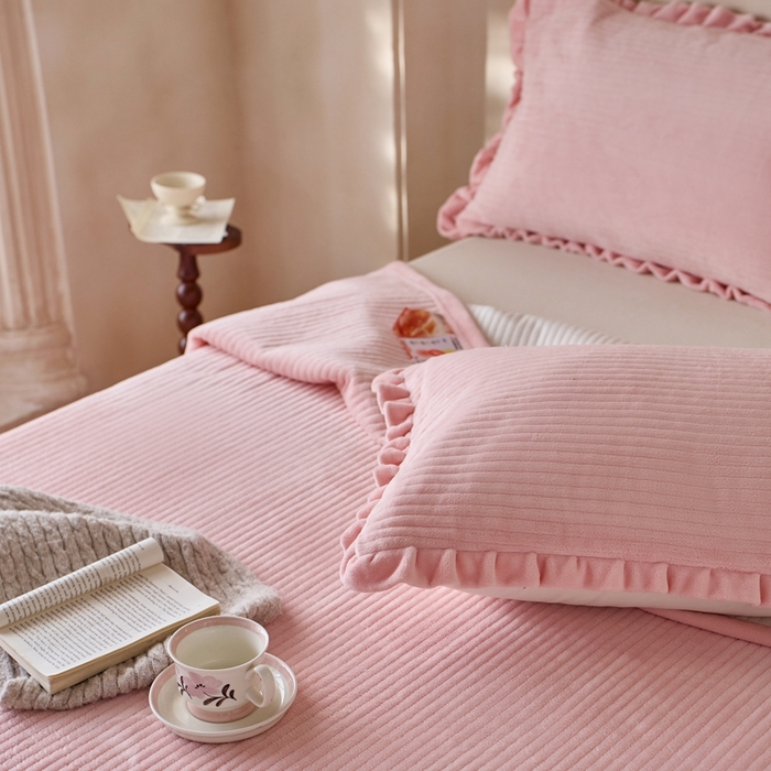 91家纺网 家纺一手货源 找家纺 安莱生活 2025年秋冬新品200克牛奶绒花边床盖单品床盖床盖单件 桃粉