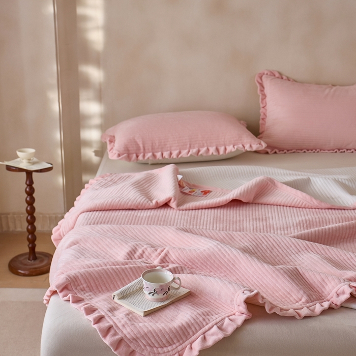 91家纺网 家纺一手货源 找家纺 安莱生活 2025年秋冬新品200克牛奶绒花边床盖单品床盖床盖单件 桃粉