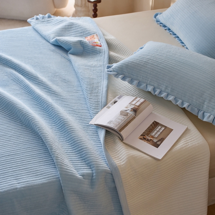 91家纺网 家纺一手货源 找家纺 安莱生活 2025年秋冬新品200克牛奶绒花边床盖单品床盖床盖单件 天蓝