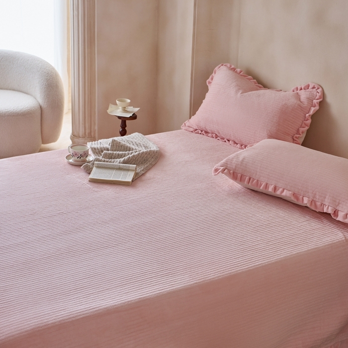 91家纺网 家纺一手货源 找家纺 安莱生活 2025年秋冬新品200克牛奶绒花边床盖单品床盖床盖单件 桃粉