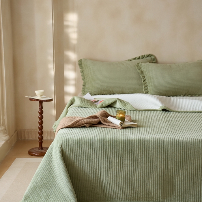 91家纺网 家纺一手货源 找家纺 安莱生活 2025年秋冬新品200克牛奶绒花边床盖单品床盖床盖单件 豆绿