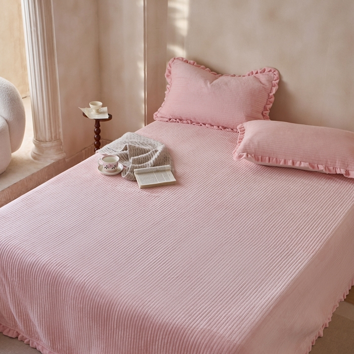 91家纺网 家纺一手货源 找家纺 安莱生活 2025年秋冬新品200克牛奶绒花边床盖单品床盖床盖单件 桃粉