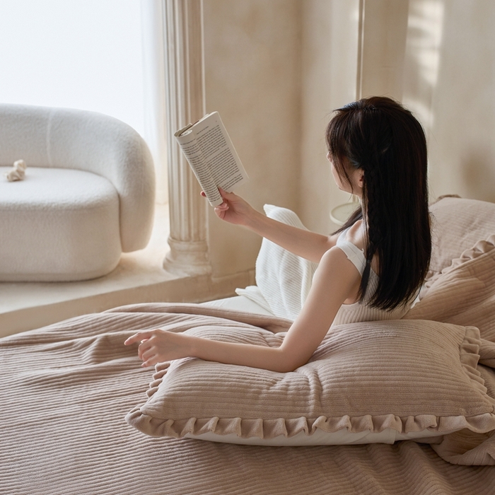 91家纺网 家纺一手货源 找家纺 安莱生活 2025年秋冬新品200克牛奶绒花边床盖单品床盖床盖单件 卡其