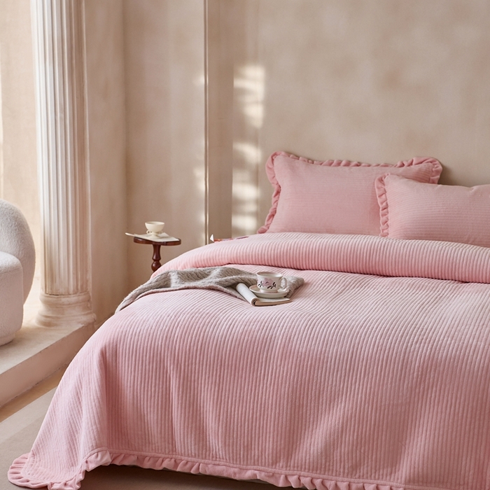 91家纺网 家纺一手货源 找家纺 安莱生活 2025年秋冬新品200克牛奶绒花边床盖单品床盖床盖单件 桃粉