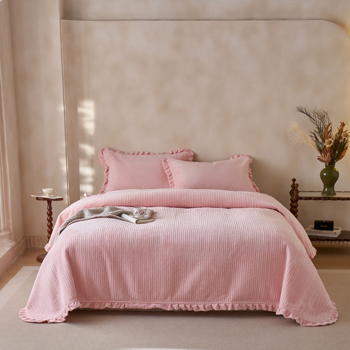 91家纺网 家纺一手货源 找家纺 安莱生活 2025年秋冬新品200克牛奶绒花边床盖单品床盖床盖单件 桃粉