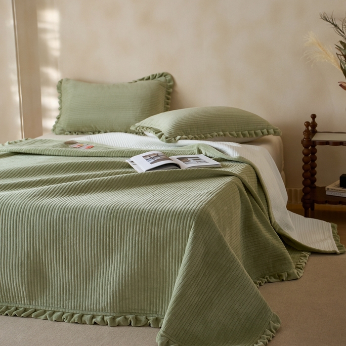 91家纺网 家纺一手货源 找家纺 安莱生活 2025年秋冬新品200克牛奶绒花边床盖单品床盖床盖单件 豆绿