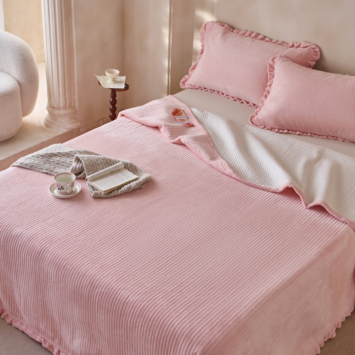 91家纺网 家纺一手货源 找家纺 安莱生活 2025年秋冬新品200克牛奶绒花边床盖单品床盖床盖单件 桃粉