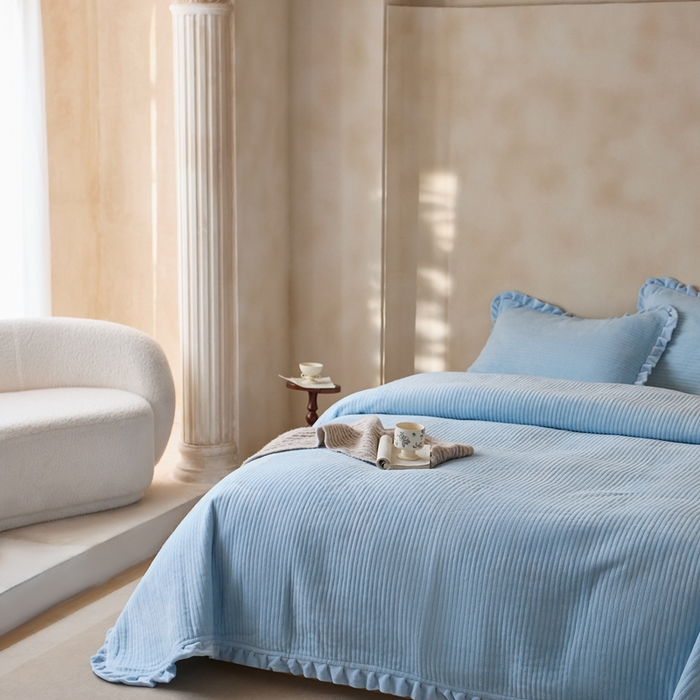 91家纺网 家纺一手货源 找家纺 安莱生活 2025年秋冬新品200克牛奶绒花边床盖单品床盖床盖单件 天蓝