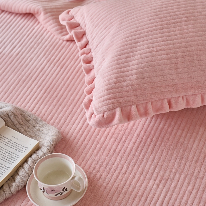 91家纺网 家纺一手货源 找家纺 安莱生活 2025年秋冬新品200克牛奶绒花边床盖单品床盖床盖单件 桃粉