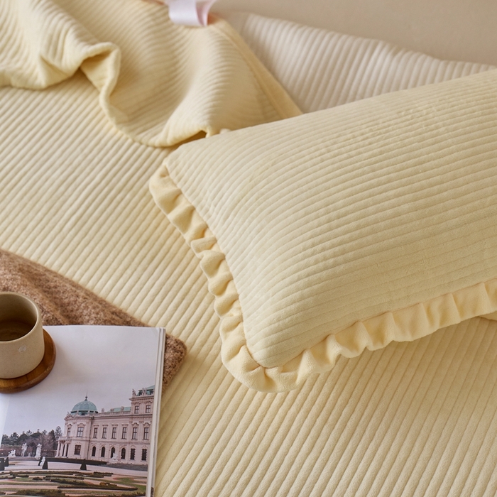 91家纺网 家纺一手货源 找家纺 安莱生活 2025年秋冬新品200克牛奶绒花边床盖单品床盖床盖单件 嫩黄