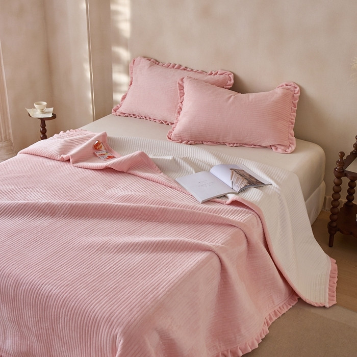 91家纺网 家纺一手货源 找家纺 安莱生活 2025年秋冬新品200克牛奶绒花边床盖单品床盖床盖单件 桃粉