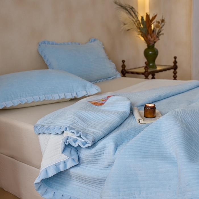 91家纺网 家纺一手货源 找家纺 安莱生活 2025年秋冬新品200克牛奶绒花边床盖单品床盖床盖单件 天蓝