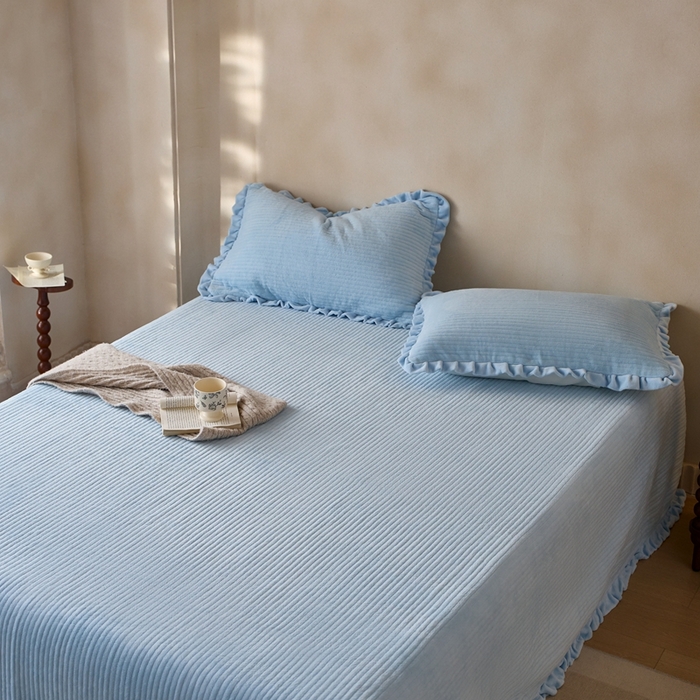 91家纺网 家纺一手货源 找家纺 安莱生活 2025年秋冬新品200克牛奶绒花边床盖单品床盖床盖单件 天蓝