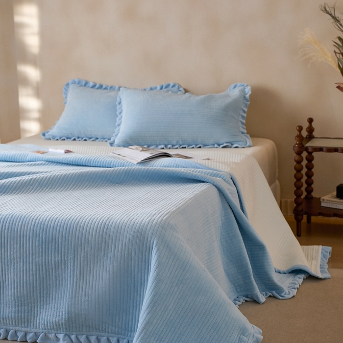 91家纺网 家纺一手货源 找家纺 安莱生活 2025年秋冬新品200克牛奶绒花边床盖单品床盖床盖单件 天蓝