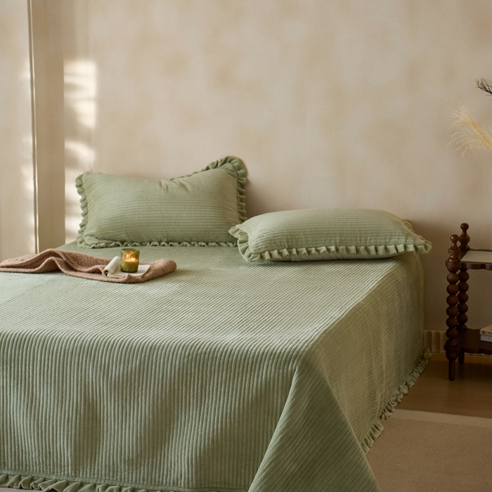 91家纺网 家纺一手货源 找家纺 安莱生活 2025年秋冬新品200克牛奶绒花边床盖单品床盖床盖单件 豆绿