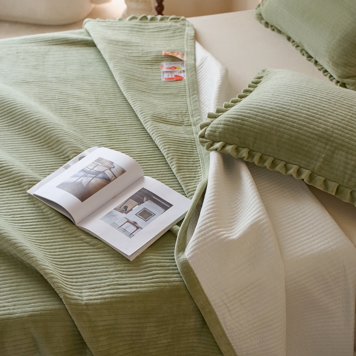 91家纺网 家纺一手货源 找家纺 安莱生活 2025年秋冬新品200克牛奶绒花边床盖单品床盖床盖单件 豆绿